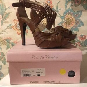Pour la victorie platform sandal size 6